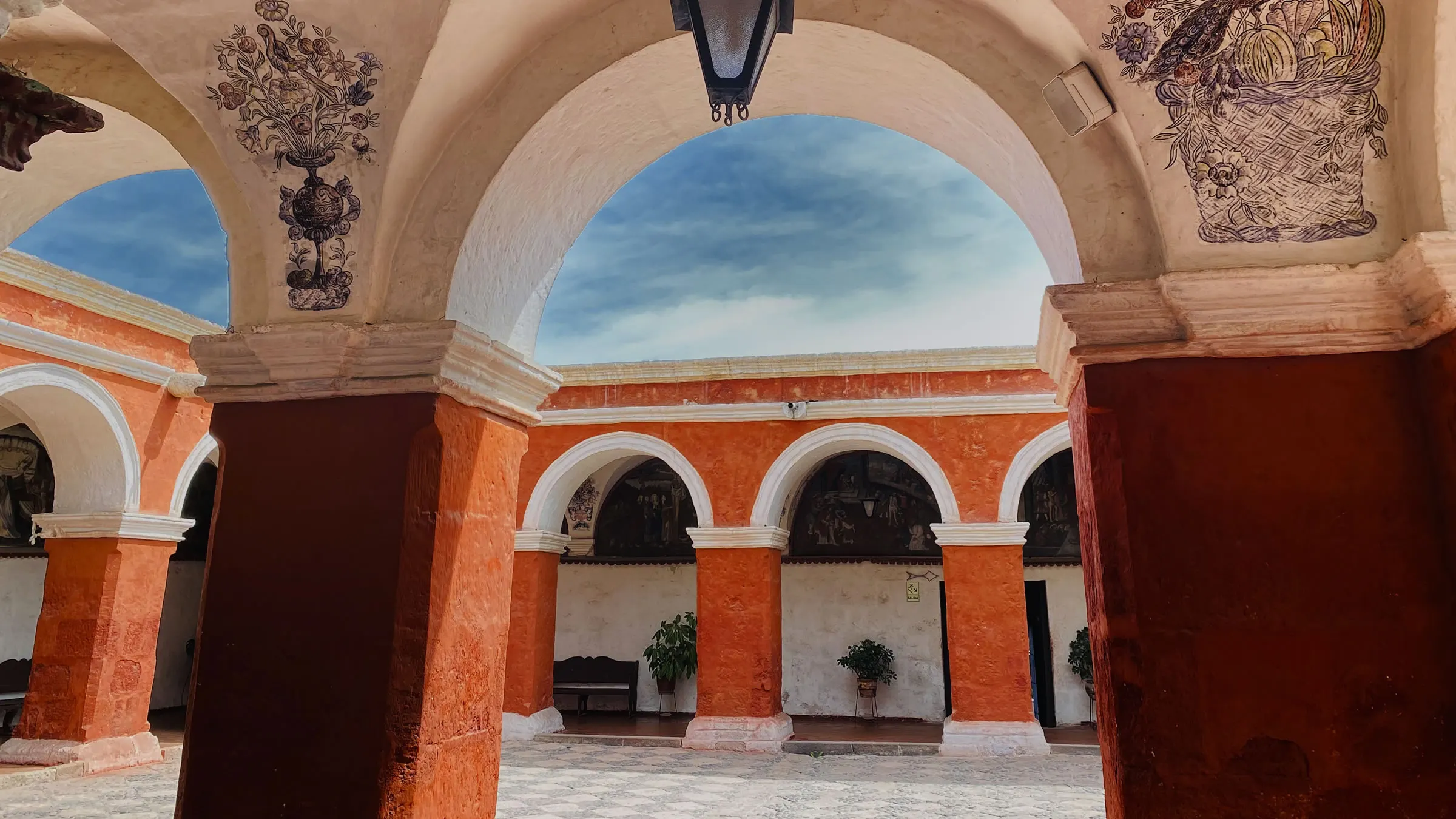 Arquerías del claustro principal en sillar blanco