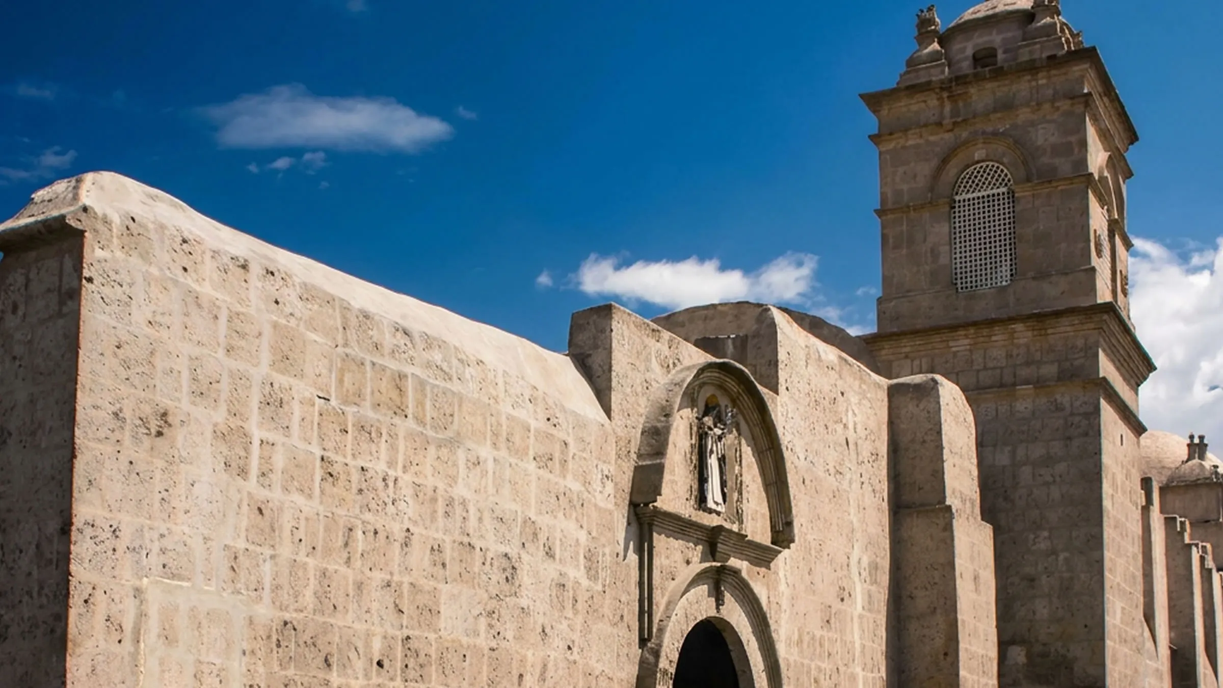 Fachada del Monasterio al amanecer